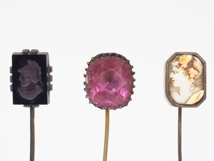 3 épingles de cravate Napoléon III en intaille, camée et verroterie.