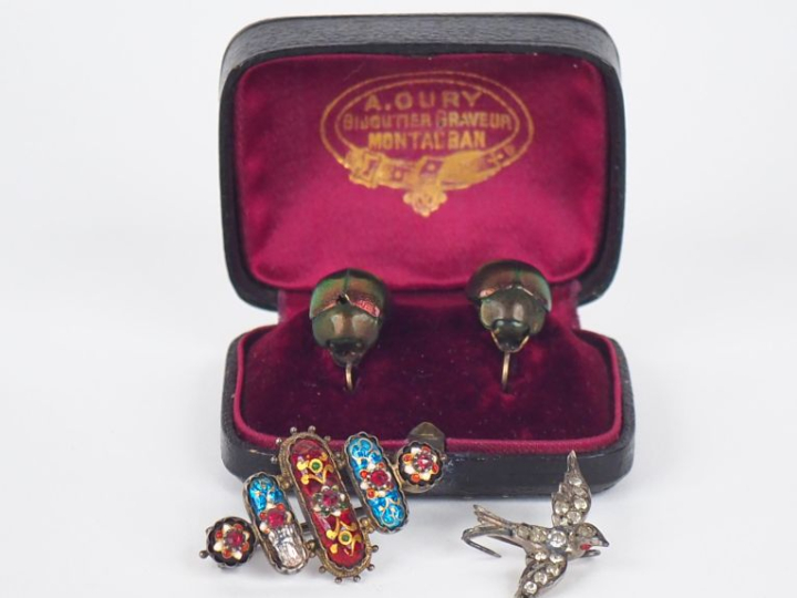Broche Napoléon III en émail polychrome et verre à l'imitation du rubi