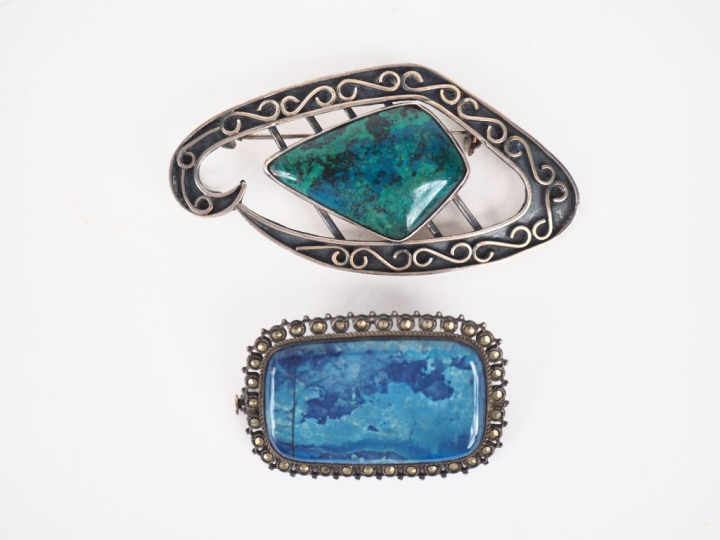 2 différentes broches en argent bas titre et pierres dures. Dim. 6,5 x