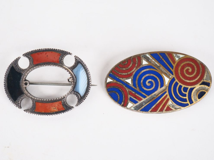 Broche de style Art Déco en métal doré et émaux polychromes Dim. 4,5 x