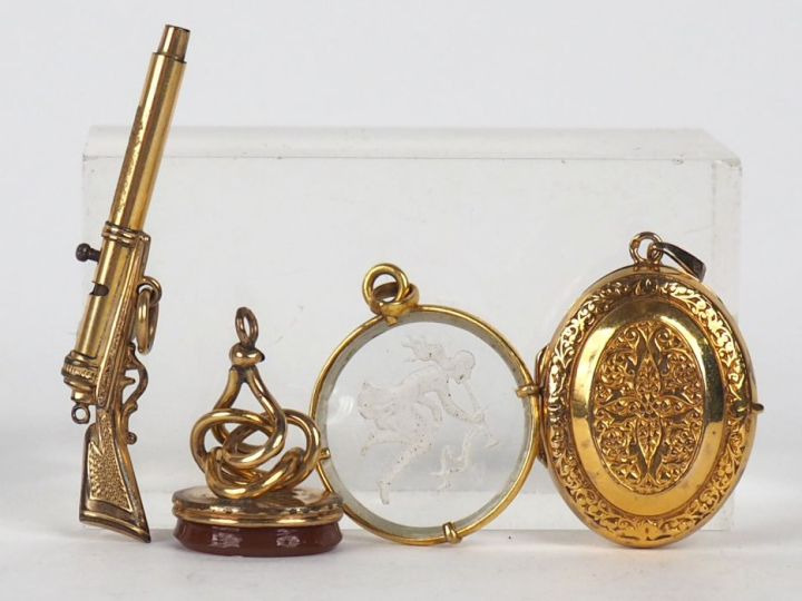 4 différents pendentifs en or, métal doré, pierre dure et verre. L. 5 