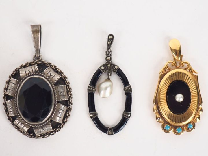 Pendentif Art déco en émail noir, brillants et perle baroque, monture 