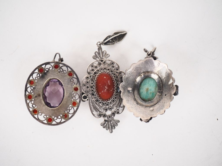 3 pendentifs en métal argenté, argent bas-titre et cabochons de pierre