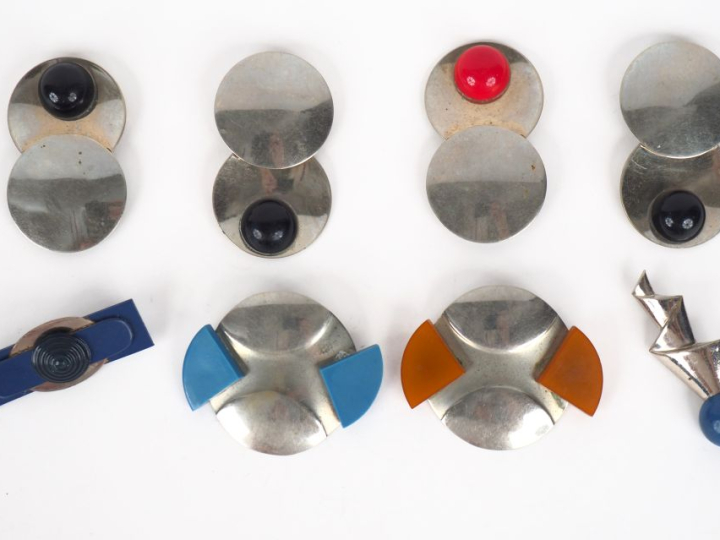 8 différentes broches de style Art Déco en métal argenté et compositio