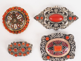 Vente aux enchères 4 différentes broches en métal argenté, émail et cobochons de corail. 