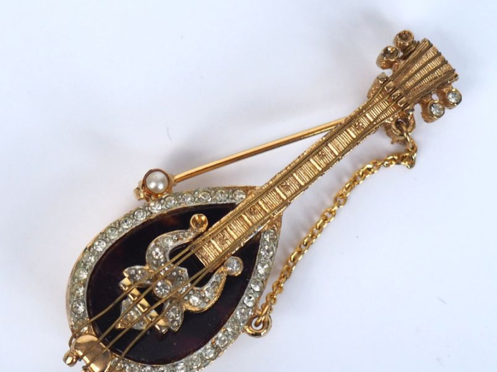 MANDLE. Broche en métal doré, écaille et verroteries à l'imitation du 