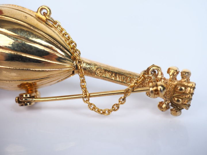 MANDLE. Broche en métal doré, écaille et verroteries à l'imitation du 