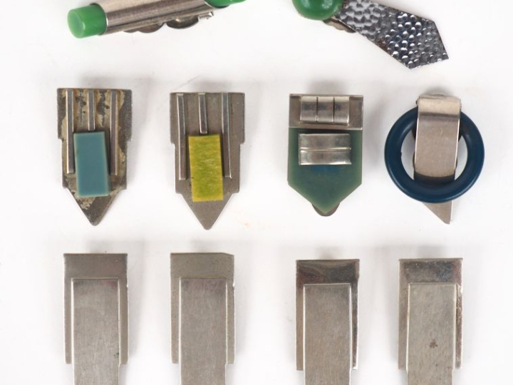 10 différentes pinces à cravates ou clips de style Art Déco en métal a