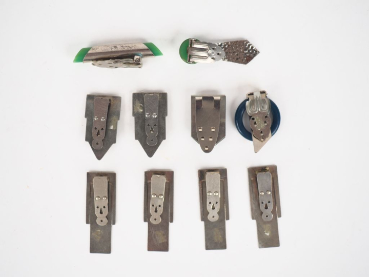 10 différentes pinces à cravates ou clips de style Art Déco en métal a