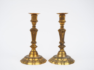 Vente aux enchères Paire de bougeoirs Napoléon III de style Louis XIV en bronze doré  à d