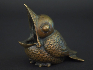 Vente aux enchères Cendrier XXème en bronze figurant un moineau. Dim. 9 x 10 cm.