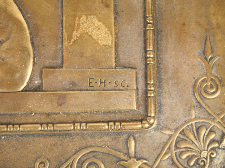 Plateau en bronze à décor de scène de la mythologie grecque.  Signé E.