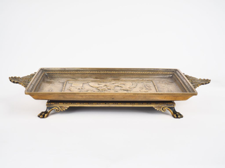 Plateau en bronze à décor de scène de la mythologie grecque.  Signé E.