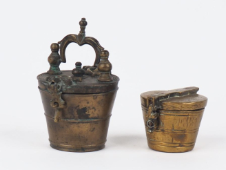 Vente aux enchères 2 différentes piles de poids XIXème en bronze. Dim. 4,5 x 5 x 6,5 cm. 