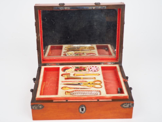 Vente aux enchères Coffret à couture XIXème en citronnier et métal, interieur à fond de g