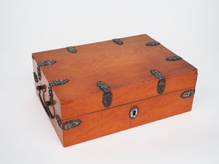 Coffret à couture XIXème en citronnier et métal, interieur à fond de g