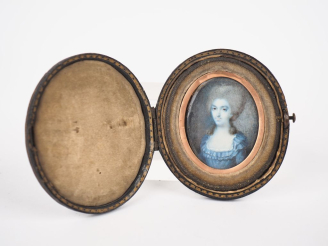 Vente aux enchères Miniature XVIIIème, "portrait de dame", dans étui en cuir et velours. 