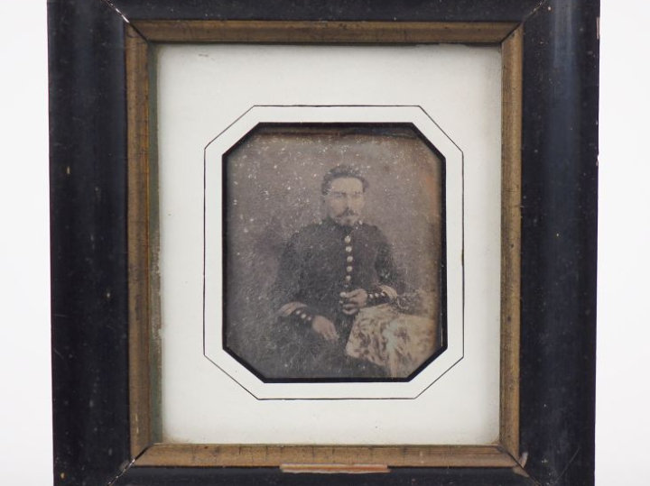 Daguérréotype fin XIXème, "portrait de militaire". Dim. (à vue) : 7 x 