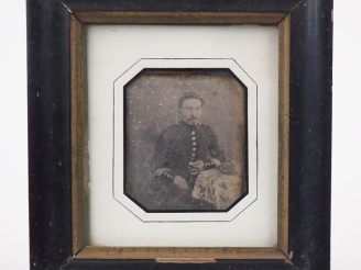 Vente aux enchères Daguérréotype fin XIXème, "portrait de militaire". Dim. (à vue) : 7 x 