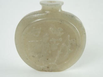 Vente aux enchères Flacon tabatière en forme de gourde aplatie en jade céladon à décor en