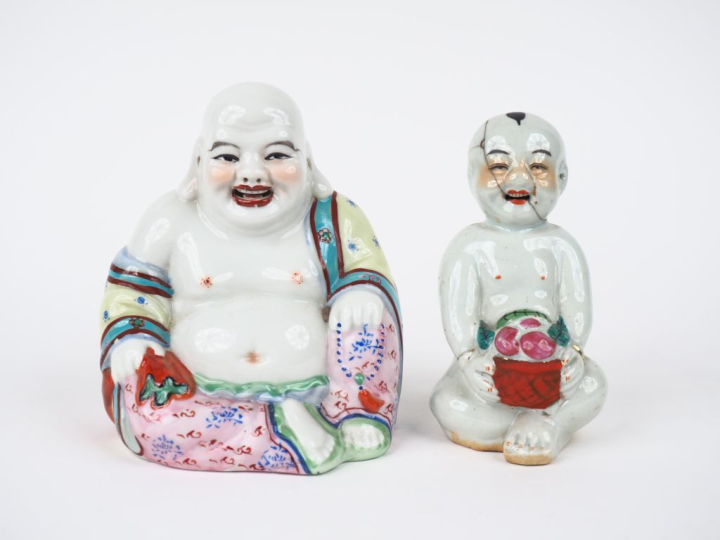 2 sujets en porcelaine polychrome de Chine, "Boudhas assis". H. 14 et 