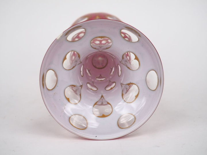 Vase Napoléon III en verre Overlay, rose et blanc rehaussé de rinceaux
