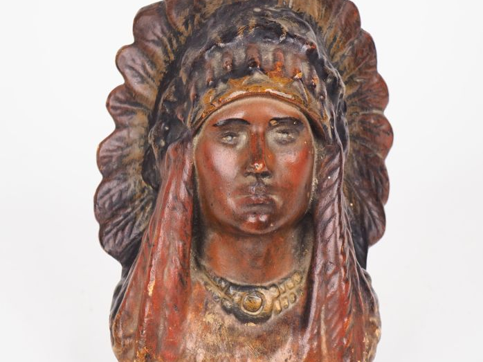 Sujet en plâtre patiné polychrome, "Indien d'Amérique". Dim. 19 x 12,5