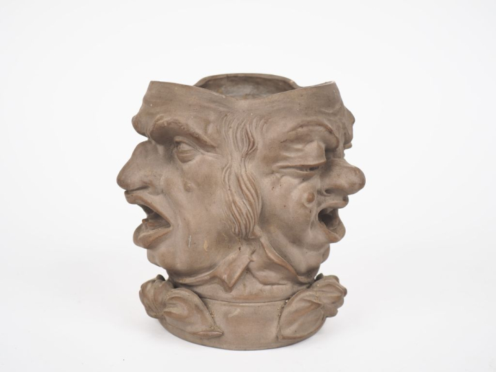 SARREGUEMINES. Pot à tabac en terre cuite à décor de trois visages d'h