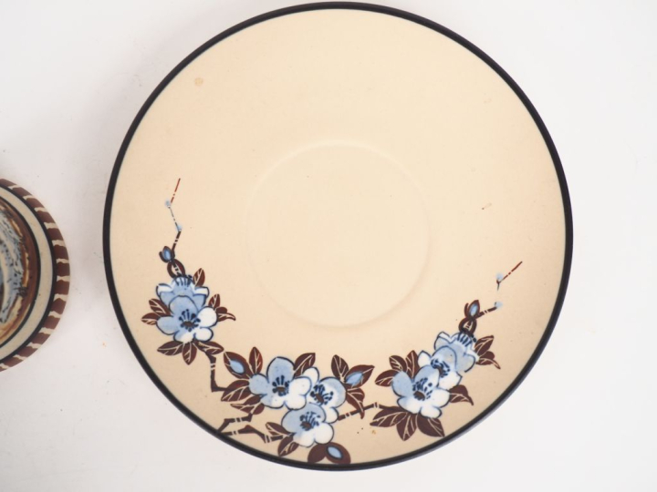CIBOURE. Tasse et sous tasse en céramique polychrome. Signé "R.F Cibou