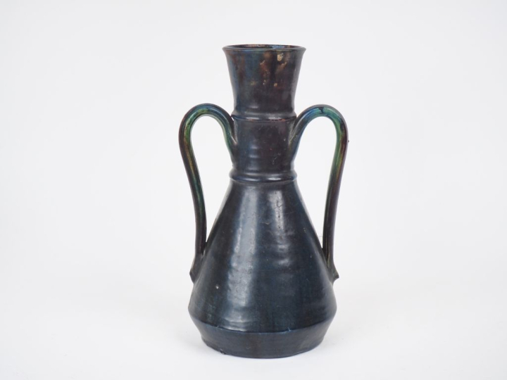Vase à anses début XXème en céramique irisée et noire. H. 25 cm.