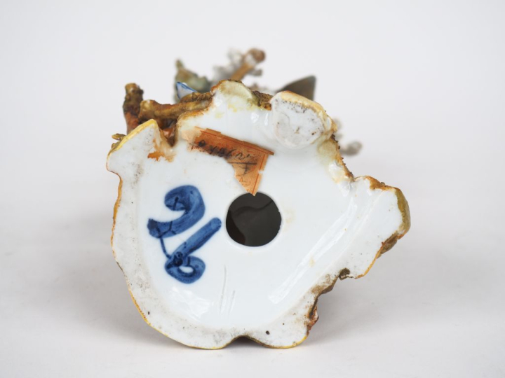 Sujet en porcelaine polychrome XIXème, "élégant du Directoire". H. 24 