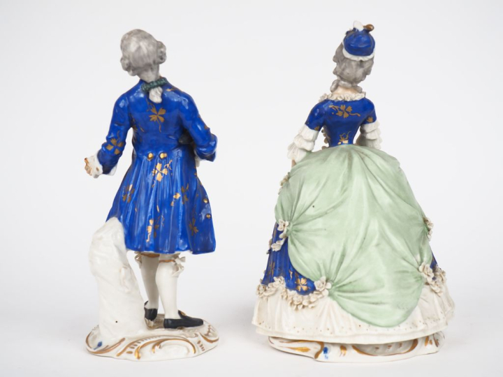 Paire de statuettes en porcelaine polychrome "Personnages en habit du 