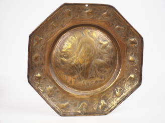 Vente aux enchères Plat à offrandes XIXème en laiton gravé et repoussé "Vénus et Cupidon"
