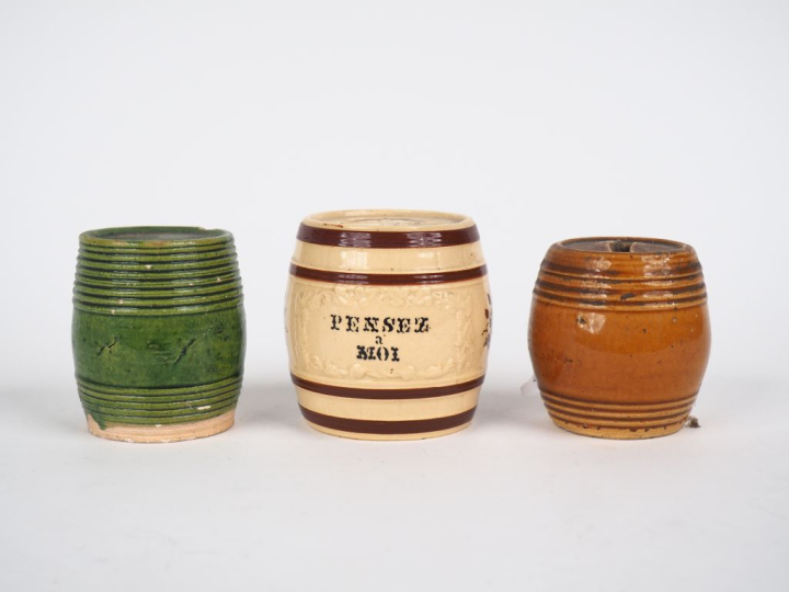 3 différentes tirelires en terre cuite vernissée et faïence polychrome