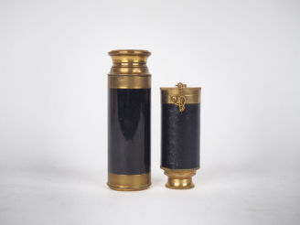 Vente aux enchères 2 différentes longue-vues en laiton, métal laqué noir et cuir. L. 24,5