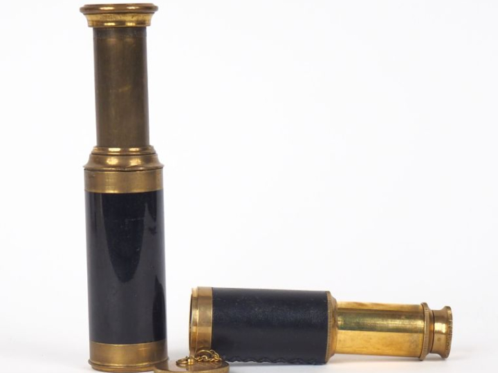 2 différentes longue-vues en laiton, métal laqué noir et cuir. L. 24,5
