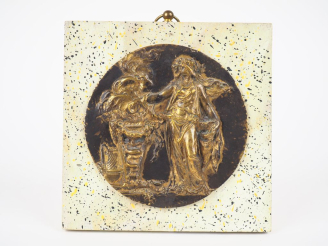 Vente aux enchères Médaillon en métal patiné, "déesse antique". Diam. 12,5 cm.