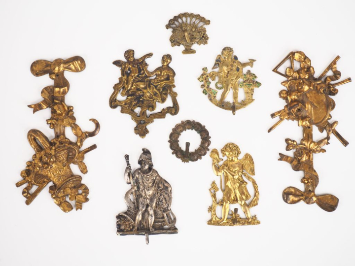 8 différents bronzes d'applique ou porte montres en bronze et métal ar