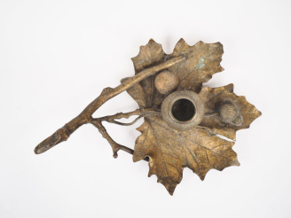 Vente aux enchères Cendrier de style Art Nouveau en bronze figurant des glands sur une fe