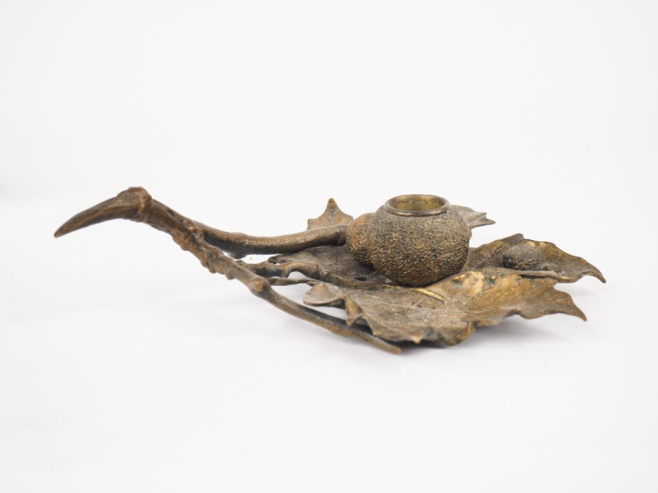 Cendrier de style Art Nouveau en bronze figurant des glands sur une fe
