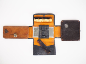 Vente aux enchères Un étui à cigarette, un petit nécessaire de toilette et un porte-monna