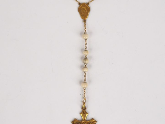 Vente aux enchères Un chapelet et un dizainier en perles et métal doré.