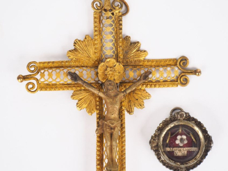 Vente aux enchères Crucifix fin XIXème en métal ajouré et doré. Dim. 16 x 9,5 cm. On y jo