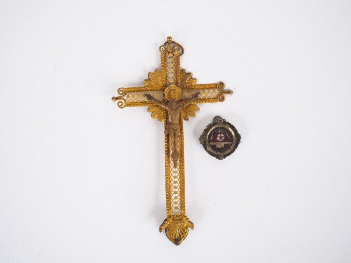Crucifix fin XIXème en métal ajouré et doré. Dim. 16 x 9,5 cm. On y jo