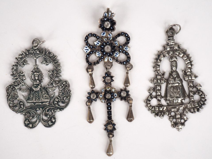 Pendentif fin XIXème - début Xxème en argent et émail à décor d'une cr