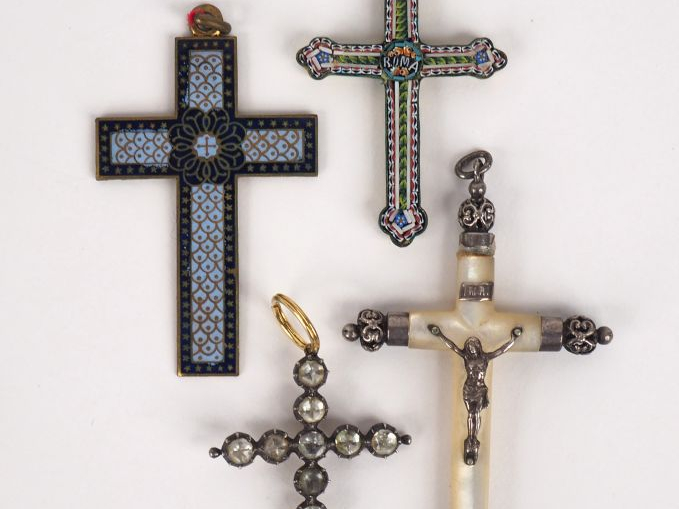 4 différentes croix en métal argenté,  nacre, micromosaïque, verroteri