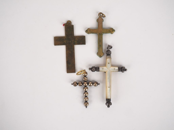 4 différentes croix en métal argenté,  nacre, micromosaïque, verroteri