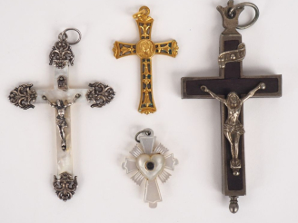 Vente aux enchères 4 différentes croix en métal argenté ou doré, nacre et bois. H. de 3,5