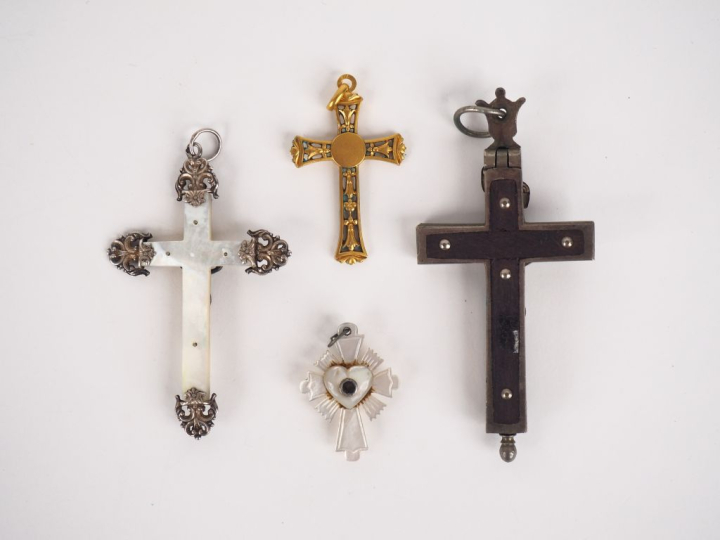 4 différentes croix en métal argenté ou doré, nacre et bois. H. de 3,5