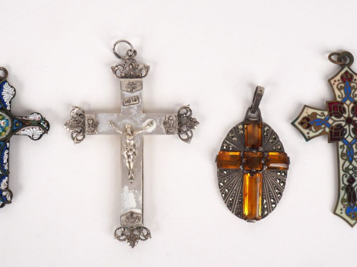 4 différentes croix en métal argenté,  nacre, micromosaïque, émail et 